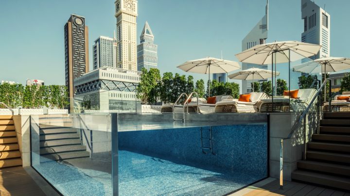 Dubai Four Seasons IFC Glas Water Pool