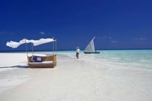 baros-maldives_sandbank-waiter_hr