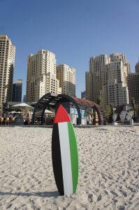 Surfboard am Strand von Dubai