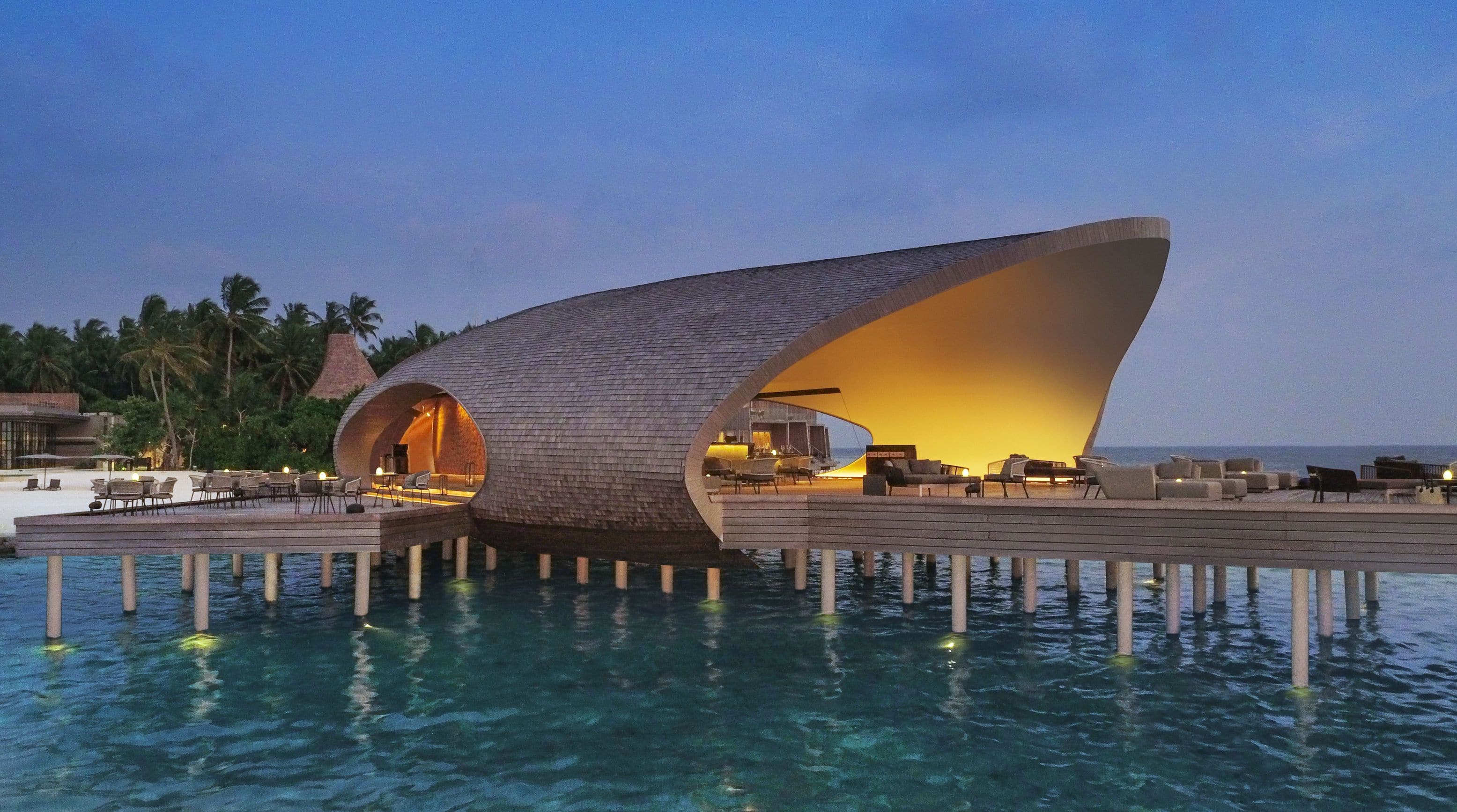 You are currently viewing St. Regis Maldives Vommuli Resort: Design Award für The Whale Bar