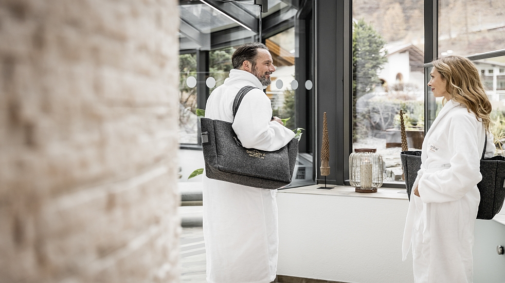 Mann und Frau im Bademantel im Spa im Das Central Sölden