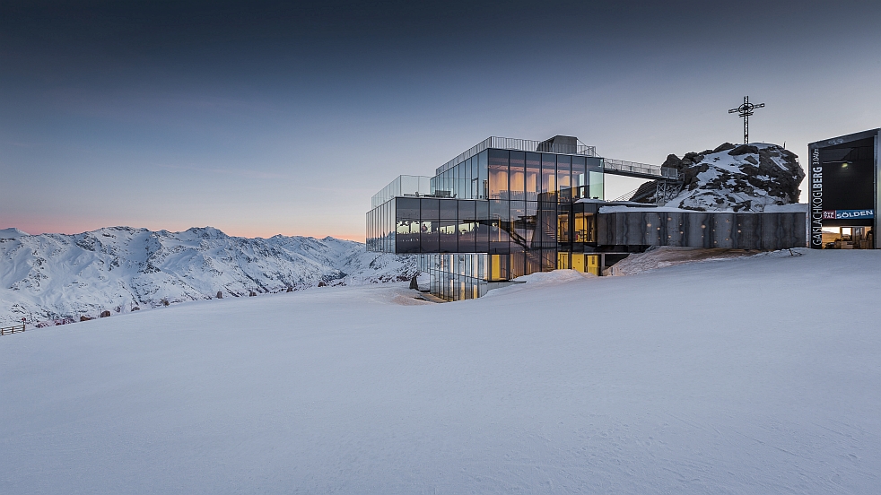Das Central Sölden - Futuristisches Restaurant auf dem schneebedeckten Hipfel